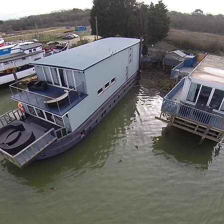 Houseboat Harbourside View Bed & Breakfast Newport  Bagian luar foto
