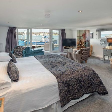 Houseboat Harbourside View Bed & Breakfast Newport  Bagian luar foto