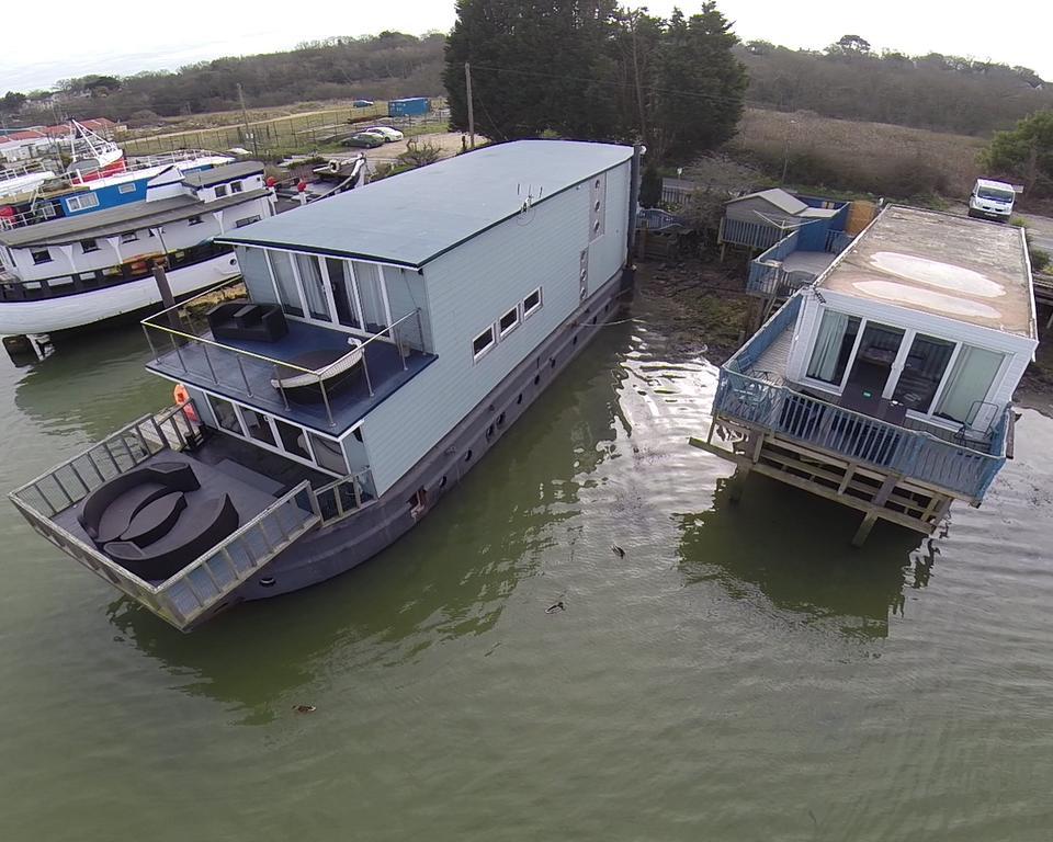 Houseboat Harbourside View Bed & Breakfast Newport  Bagian luar foto