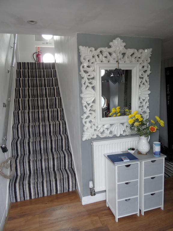 Houseboat Harbourside View Bed & Breakfast Newport  Bagian luar foto
