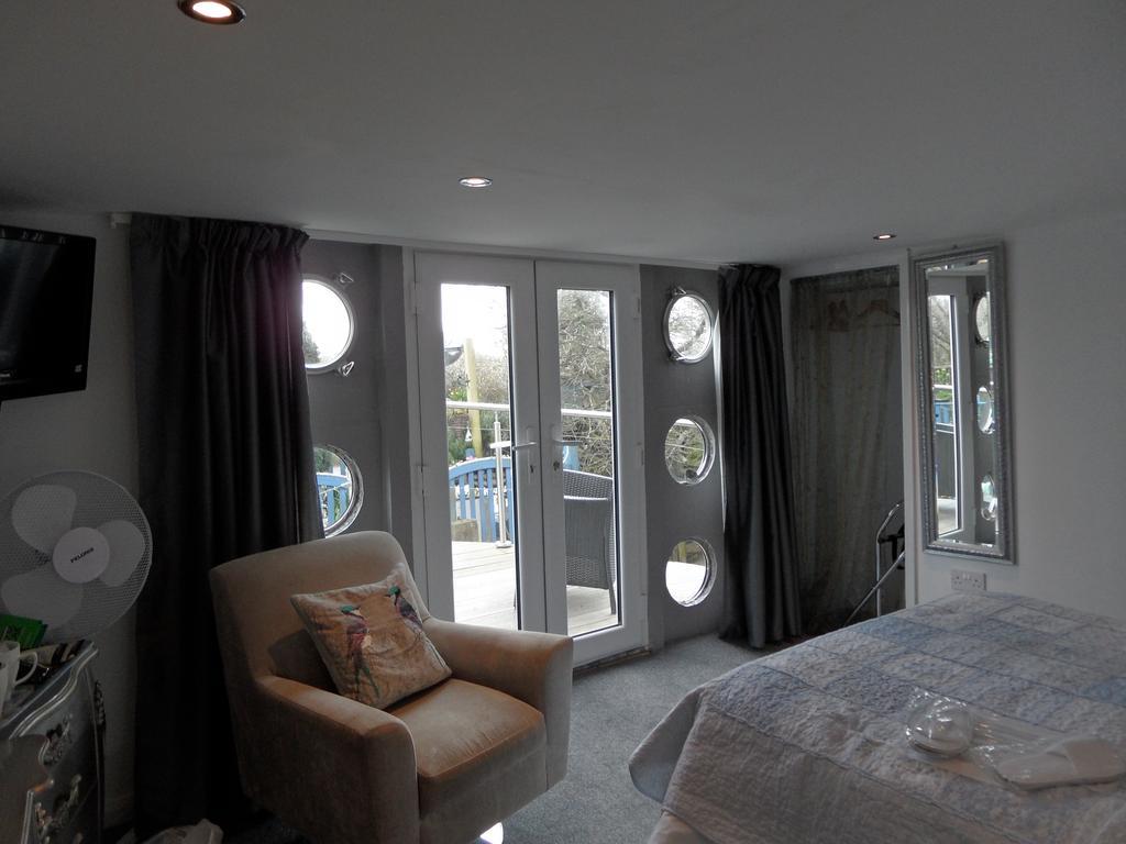 Houseboat Harbourside View Bed & Breakfast Newport  Bagian luar foto