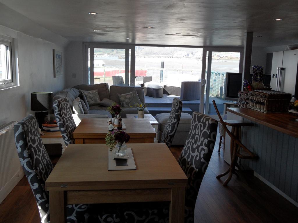Houseboat Harbourside View Bed & Breakfast Newport  Bagian luar foto