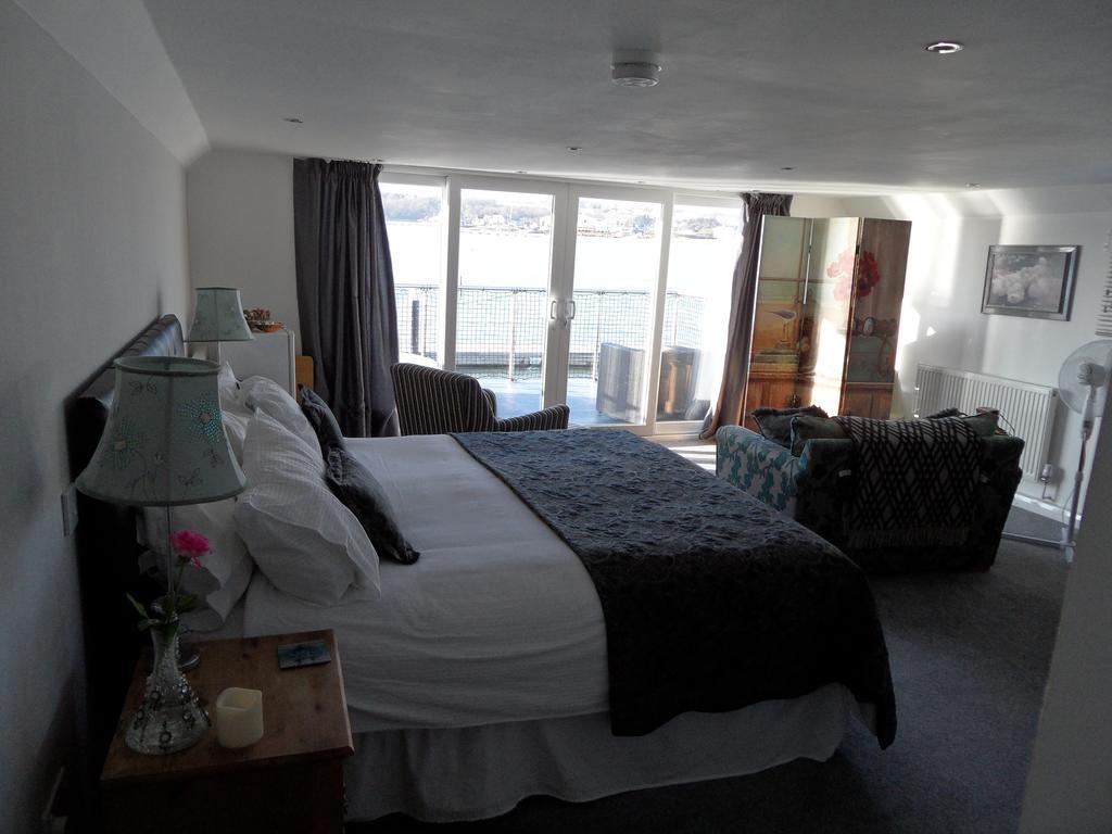 Houseboat Harbourside View Bed & Breakfast Newport  Bagian luar foto