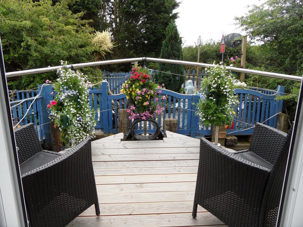 Houseboat Harbourside View Bed & Breakfast Newport  Bagian luar foto