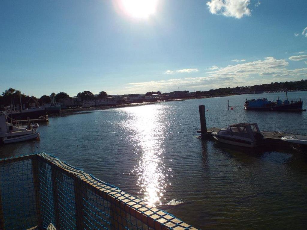 Houseboat Harbourside View Bed & Breakfast Newport  Bagian luar foto