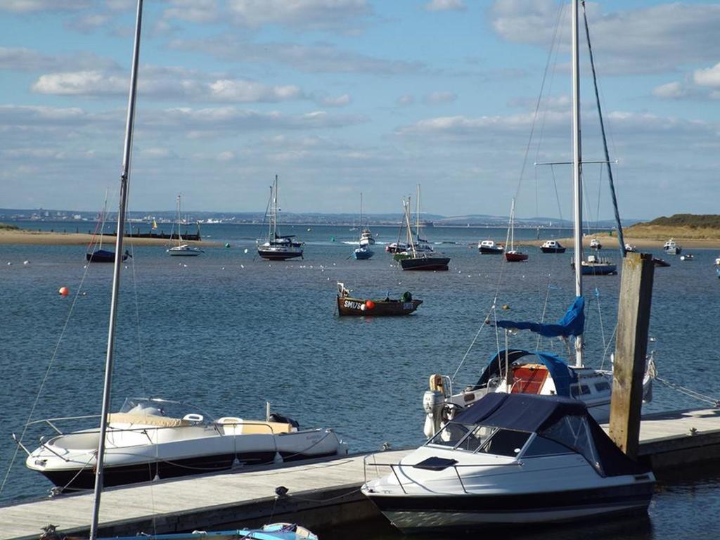 Houseboat Harbourside View Bed & Breakfast Newport  Bagian luar foto
