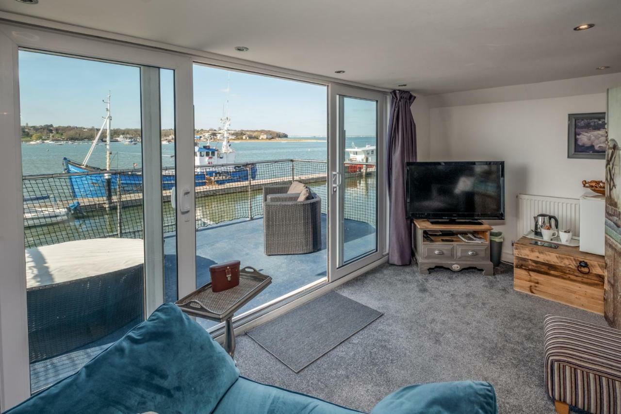 Houseboat Harbourside View Bed & Breakfast Newport  Bagian luar foto