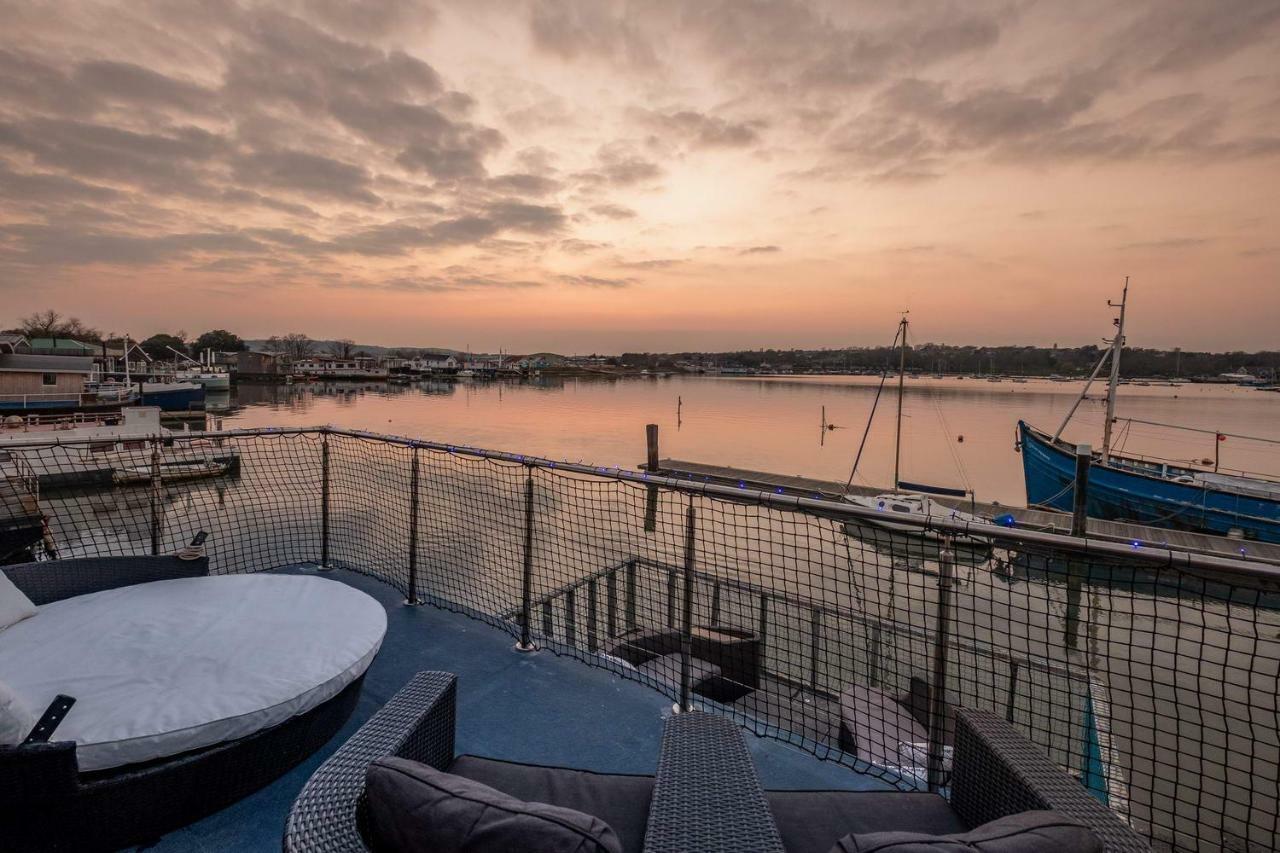 Houseboat Harbourside View Bed & Breakfast Newport  Bagian luar foto