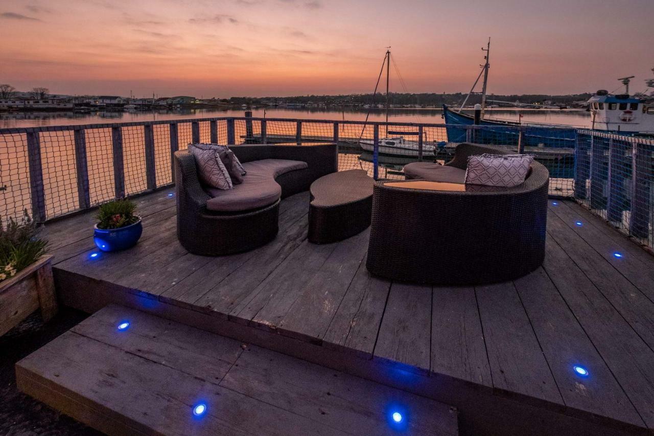 Houseboat Harbourside View Bed & Breakfast Newport  Bagian luar foto