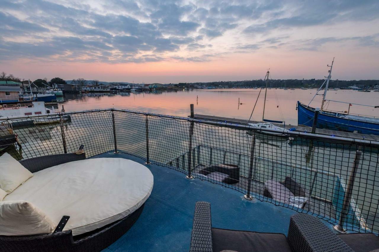 Houseboat Harbourside View Bed & Breakfast Newport  Bagian luar foto