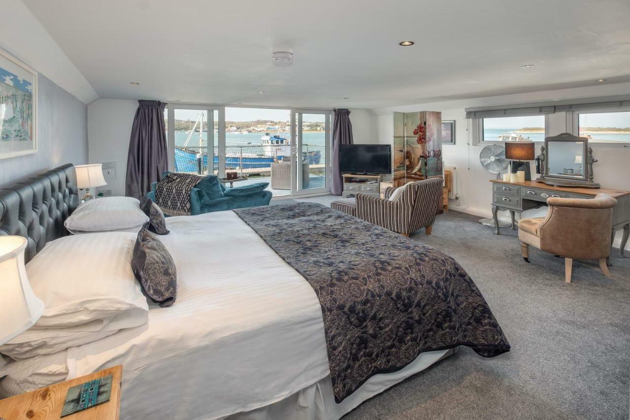 Houseboat Harbourside View Bed & Breakfast Newport  Bagian luar foto