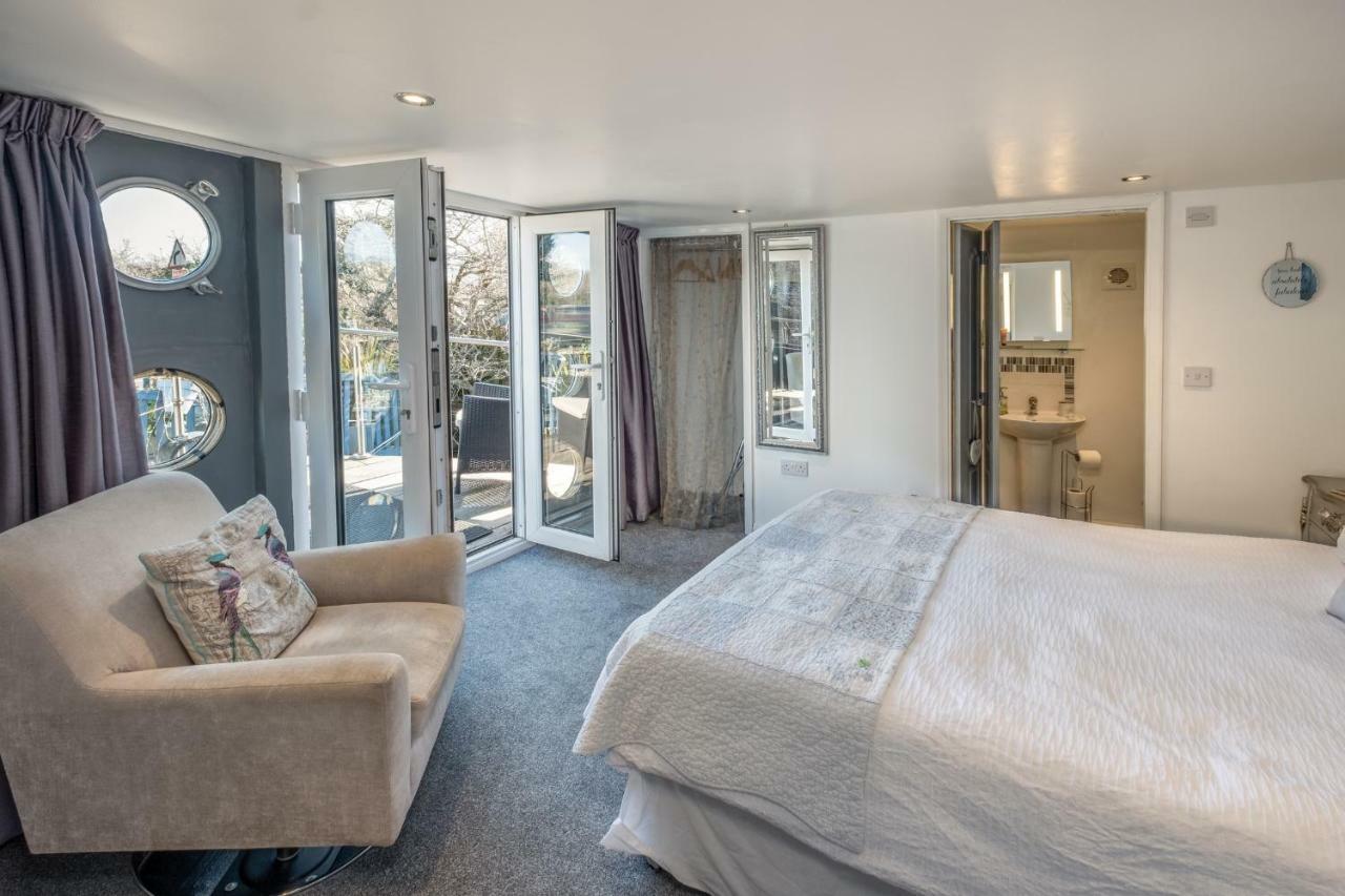 Houseboat Harbourside View Bed & Breakfast Newport  Bagian luar foto