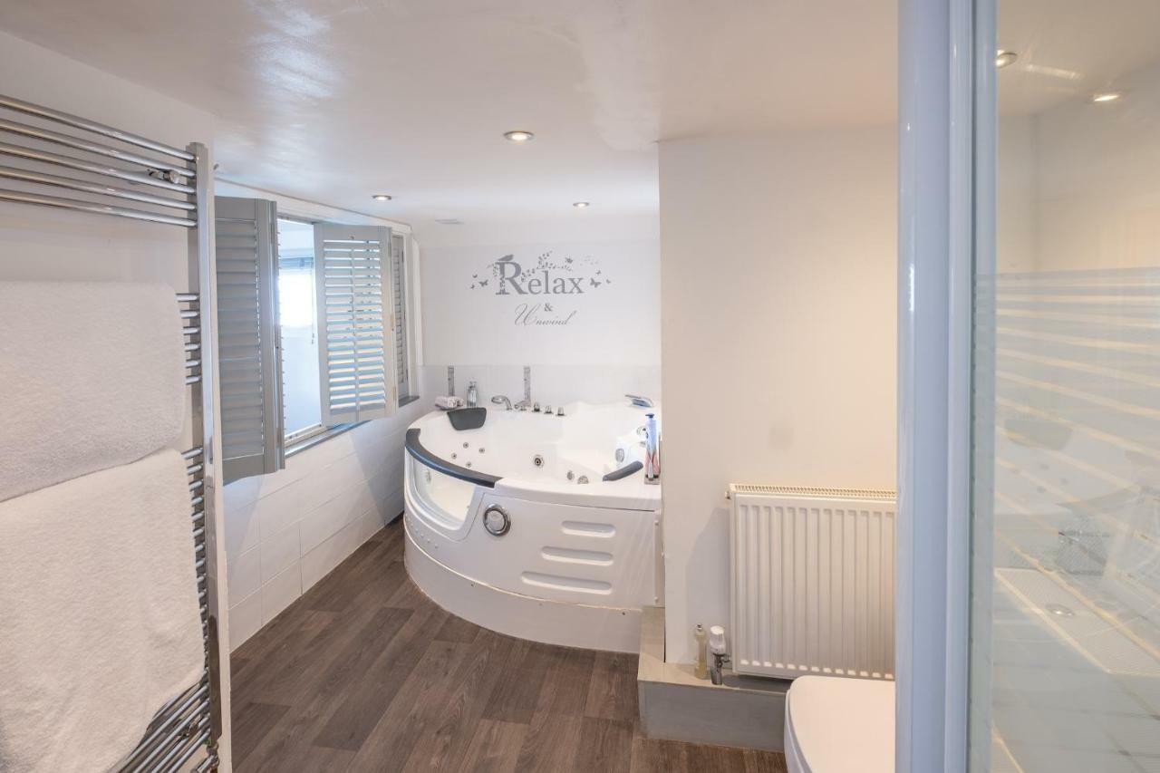 Houseboat Harbourside View Bed & Breakfast Newport  Bagian luar foto