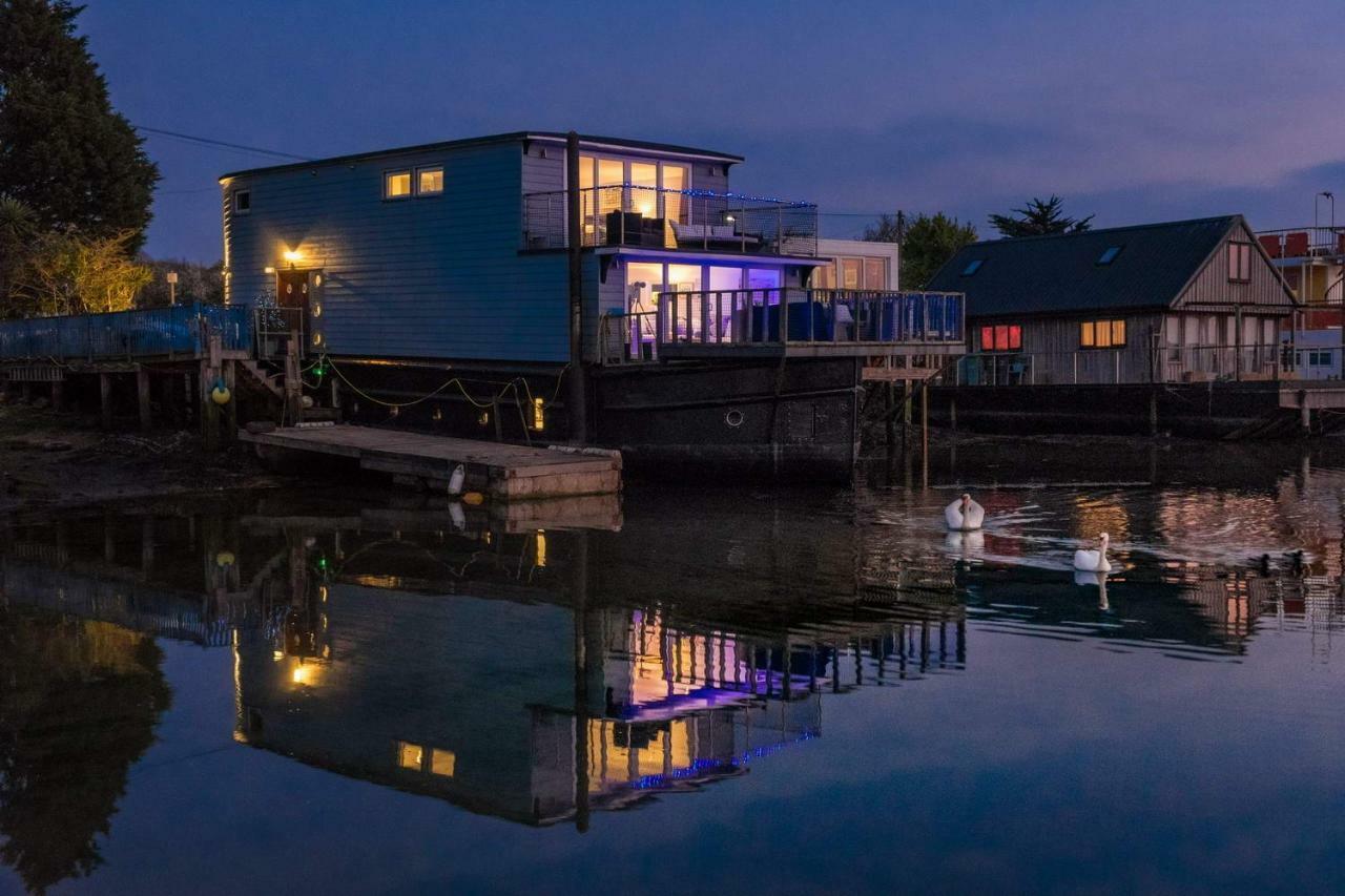 Houseboat Harbourside View Bed & Breakfast Newport  Bagian luar foto