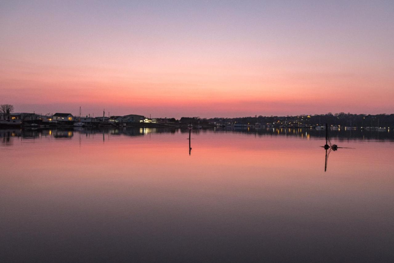 Houseboat Harbourside View Bed & Breakfast Newport  Bagian luar foto